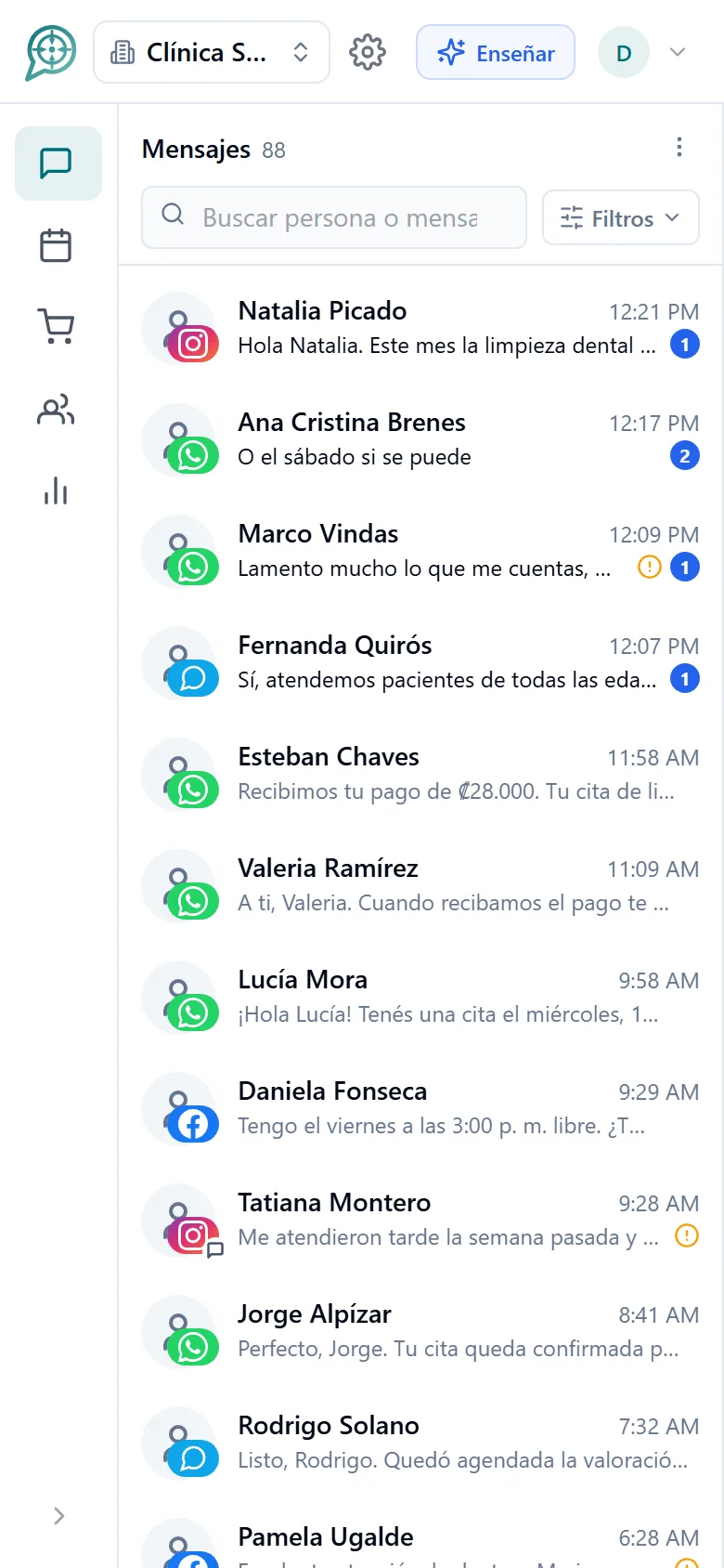 Bandeja unificada con filtros y conversaciones de varios canales (móvil)